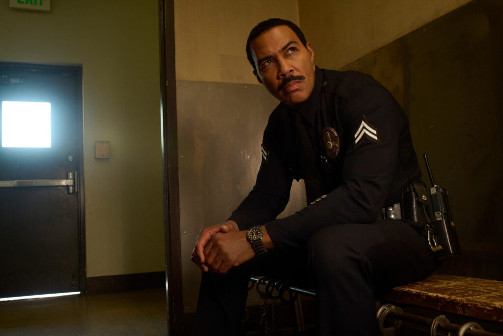 Omari Hardwick como o veterano policial de rua, Eli Bridges